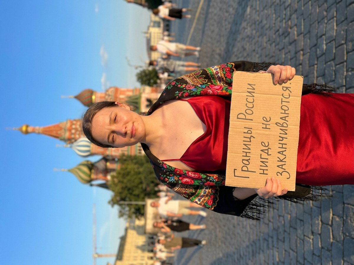 ИИ-фото на День России — Плакат на фоне Москвы